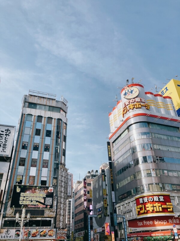 美しく汚い新宿の空
