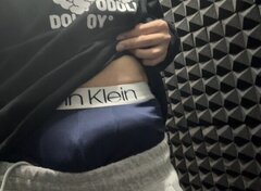 勃起したらパンツギュウギュウになる笑笑